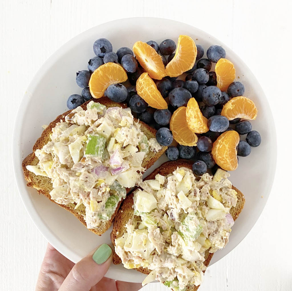 tuna salad on toast blueberries and oranges