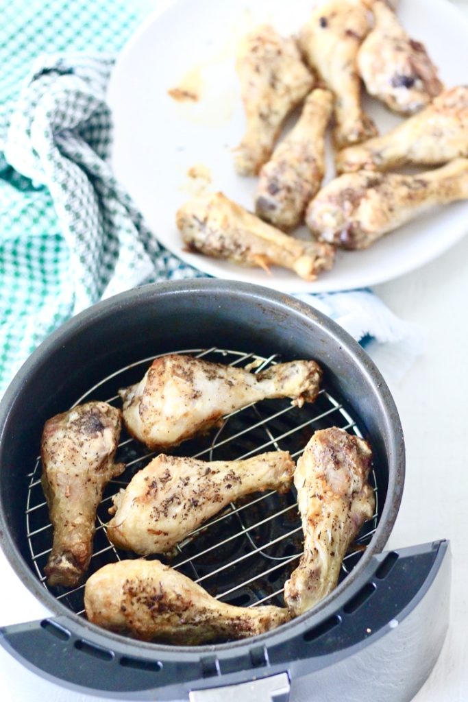 air fryer drumsticks in sir fryer basket