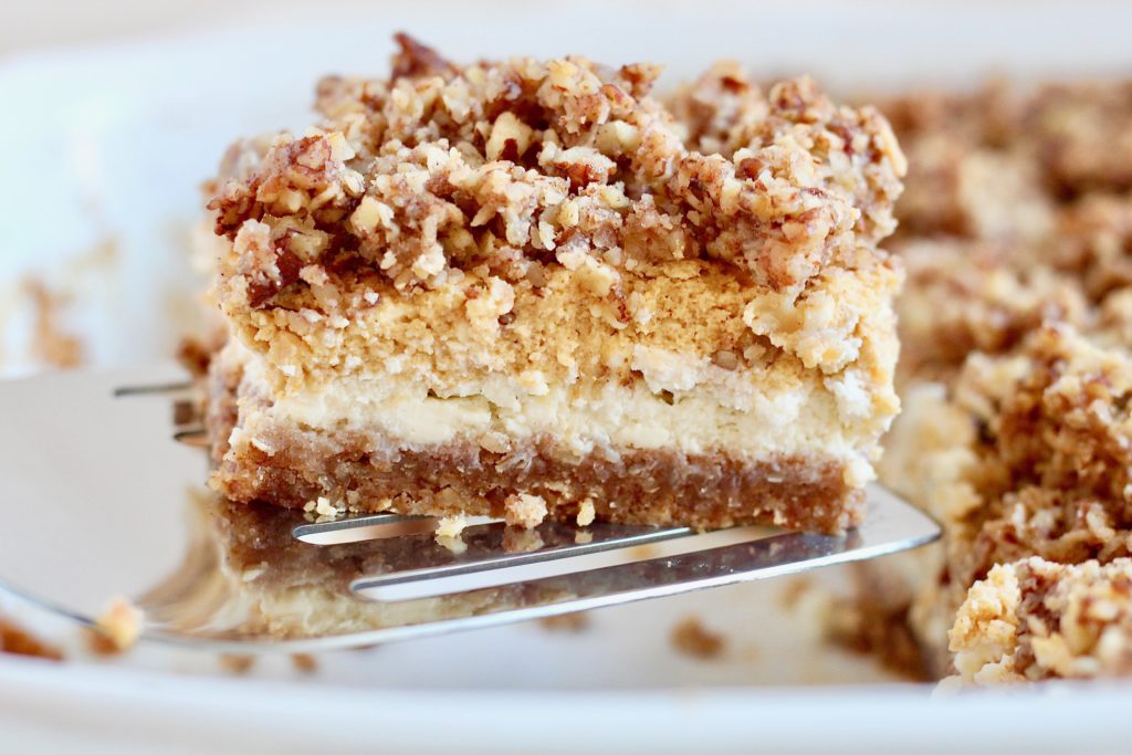 layered cheesecake with pumpkin oatmeal streusel