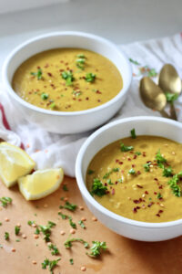 slow cooker lentil soup with red pepper flakes and parsley