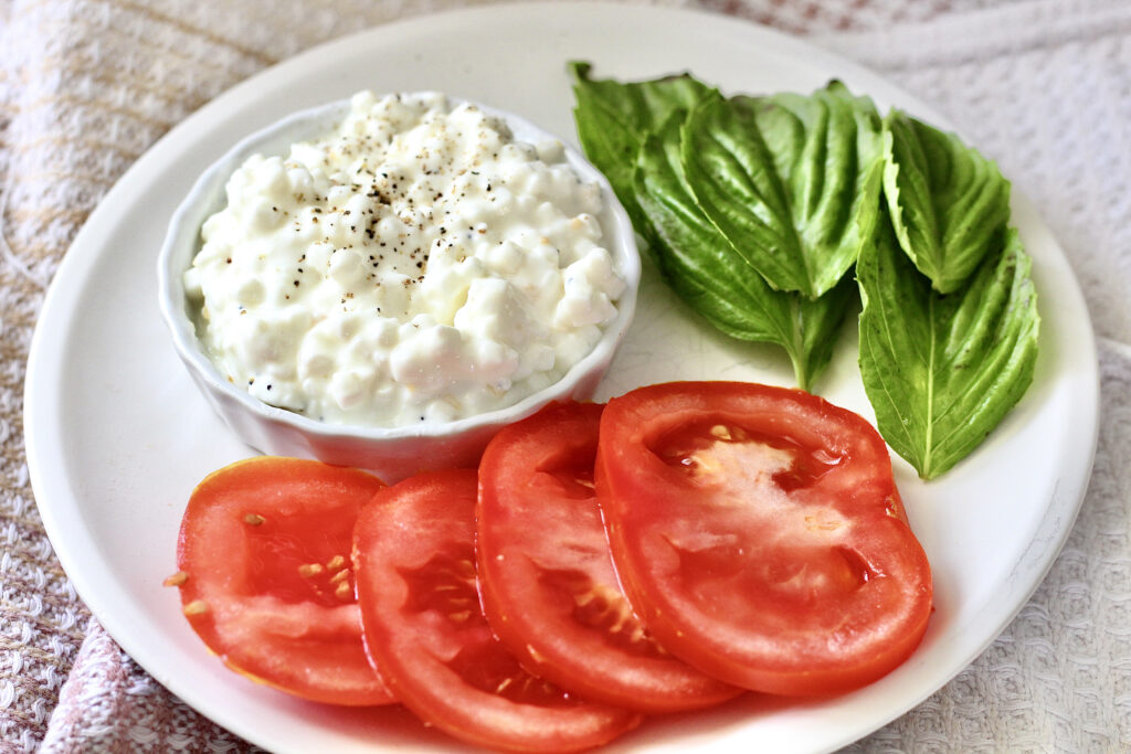 caprese cottage cheese snacks low fat cottage wheese with sliced tomatoes and basil